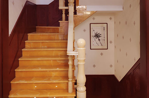 毕节中式别墅室内汉白玉石楼梯的定制安装装饰效果